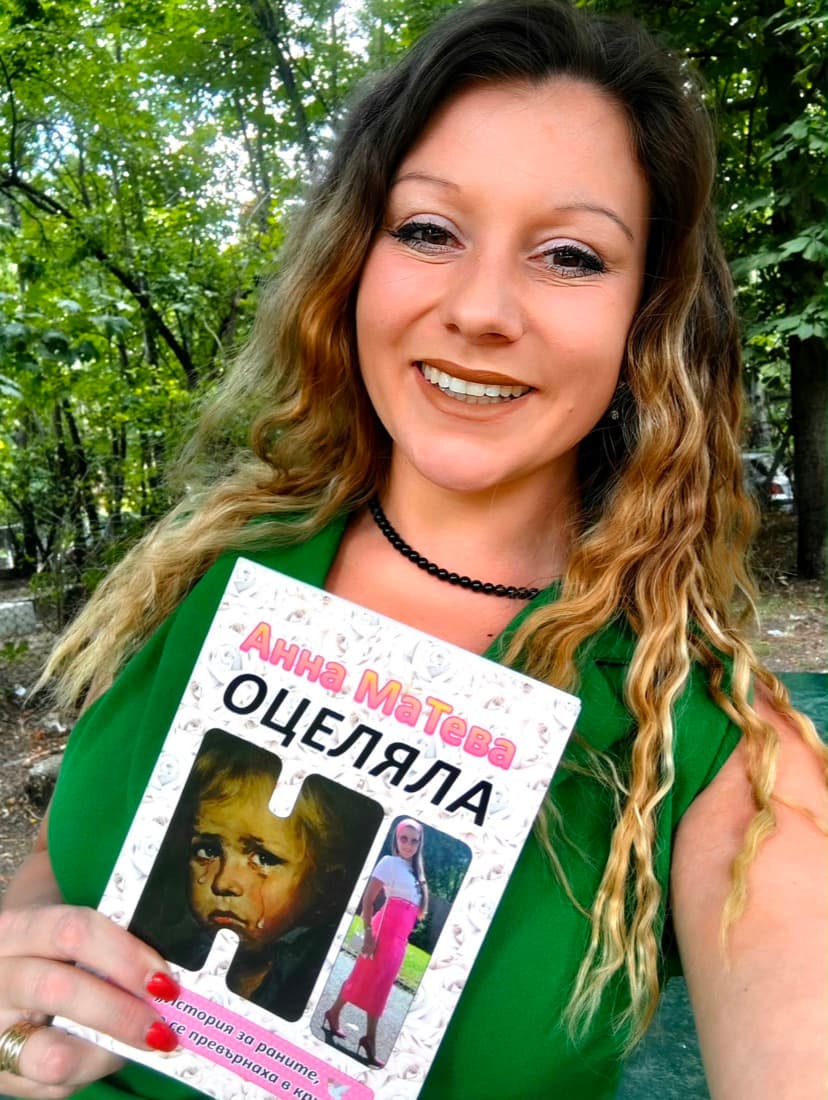 Анна Матева с книгата „Оцеляла“